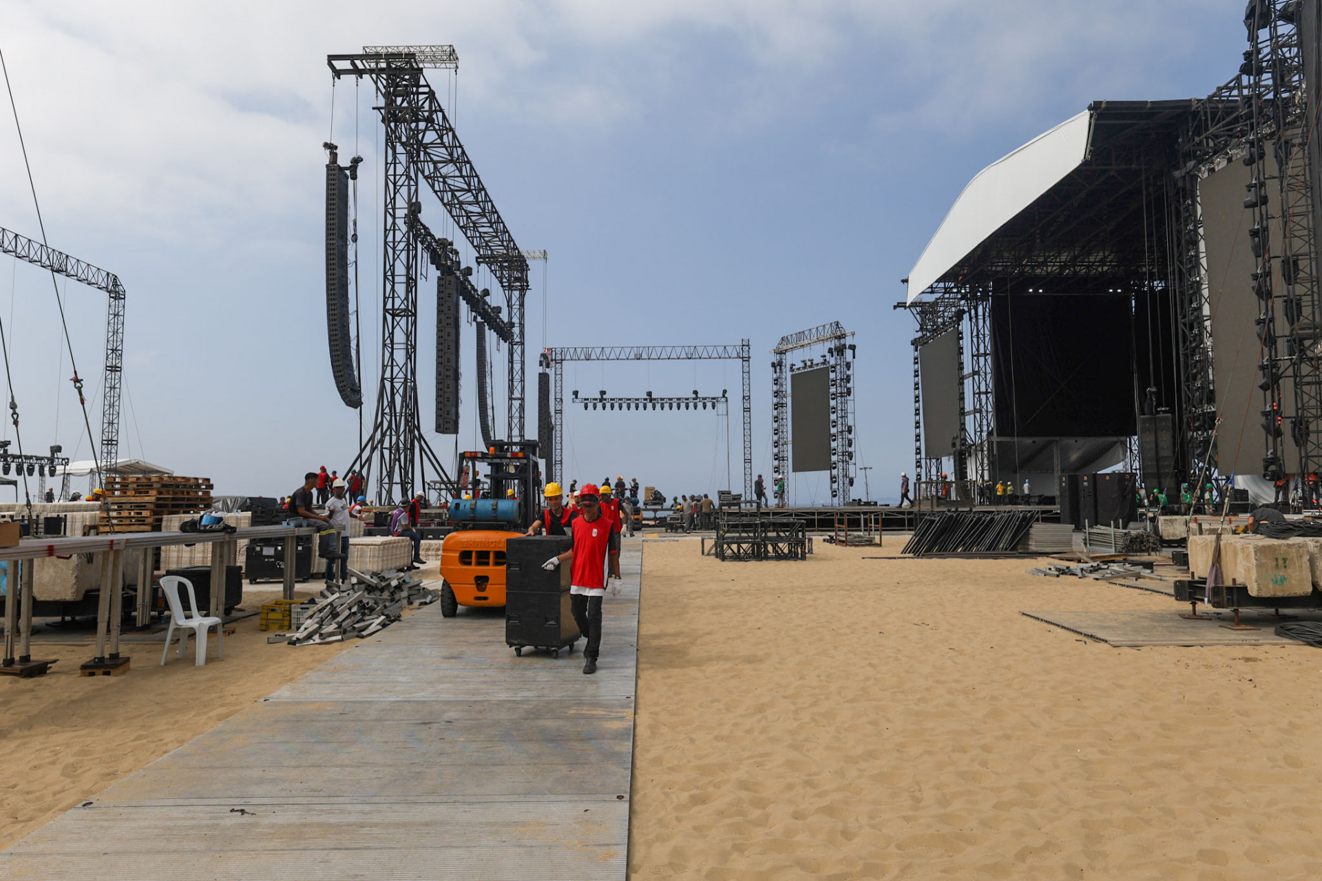 Movimentação no palco em Copacabana, nesta segunda-feira (29).
 - Renan Areias/Agência O Dia