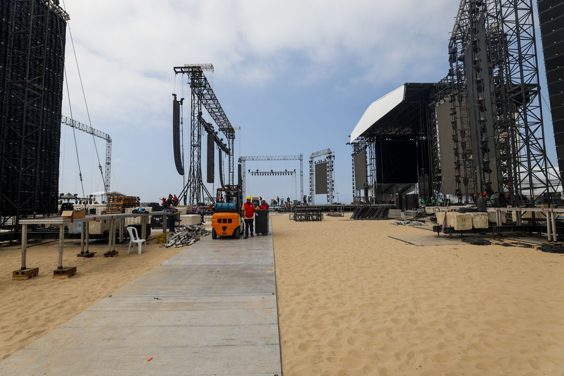 Palco sendo preparado para o show da cantora Madonna, em Copacabana. - Renan Areias/Agência O Dia