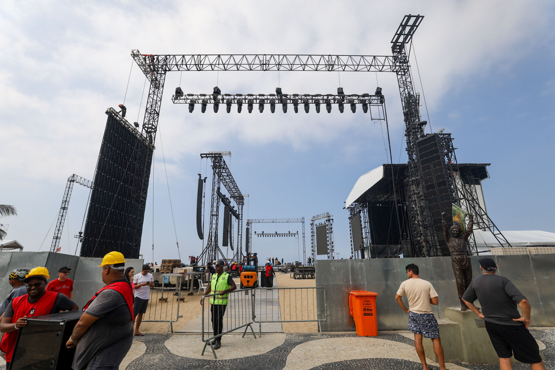 Movimentação no palco em Copacabana, nesta segunda-feira (29).
 - Renan Areias/Agência O Dia
