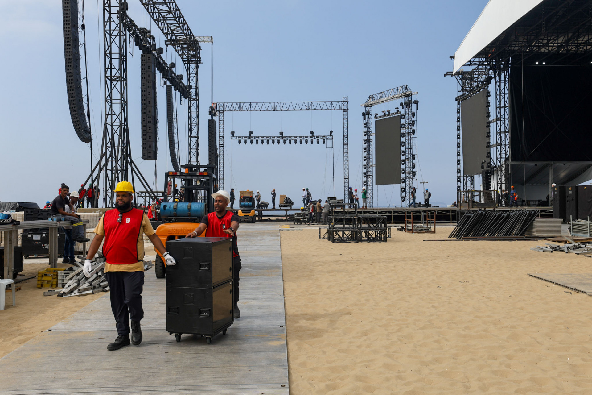 Movimentação no palco em Copacabana, nesta segunda-feira (29).
 - Renan Areias/Agência O Dia