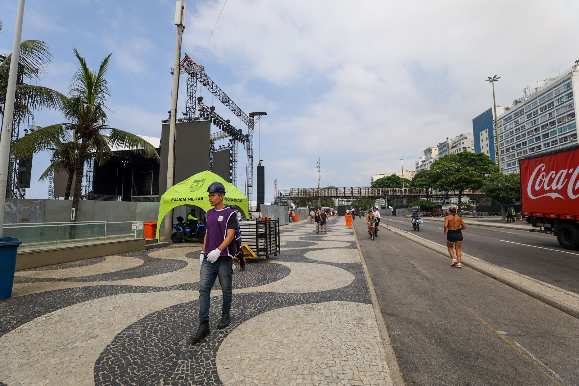 Palco está sendo montado em frente ao hotel Copacabana Palace, como acontece no Réveillon - Renan Areias/Agência O Dia