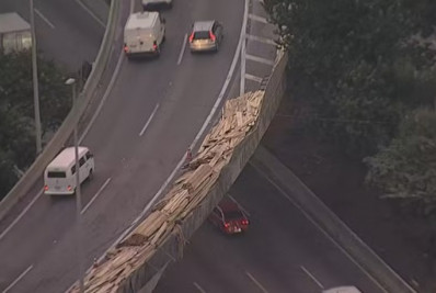 Caminhão bate e carga de madeira despenca de viaduto sobre a Marginal Tietê