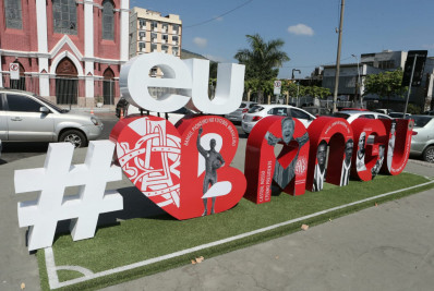 Bangu ganha letreiro 'instagramável' na Praça da Fé e moradores comemoram