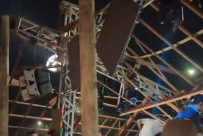 Quatro pessoas seguem internadas após queda de teto em casa de show