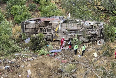 Queda de ônibus em abismo deixa mais de 20 mortos no Peru