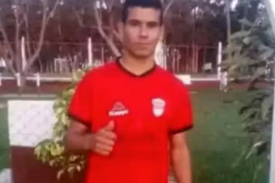 Jogador morre aos 23 anos após bater cabeça em muro que cercava campo; veja o momento do choque