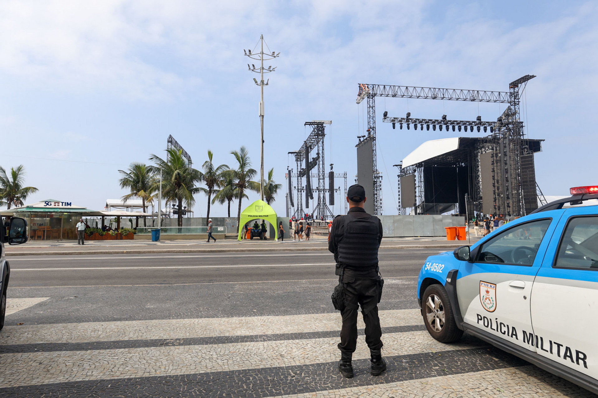 Ao todo, serão 150 pontos de bloqueios e 18 pontos de revista com detectores de metal nos acessos à praia - Renan Areias/Agência O Dia