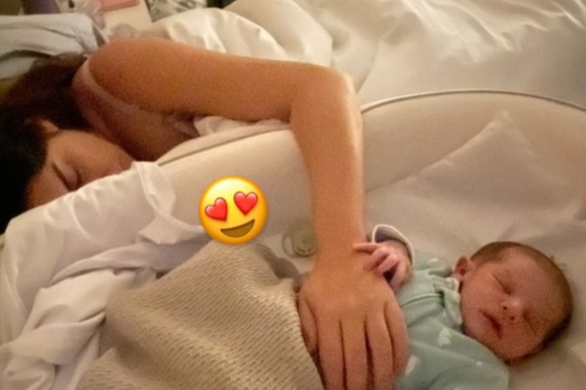 Victor Sampaio mostra Fernanda Paes Leme dormindo abraçada com Pilar - Reprodução / Instagram