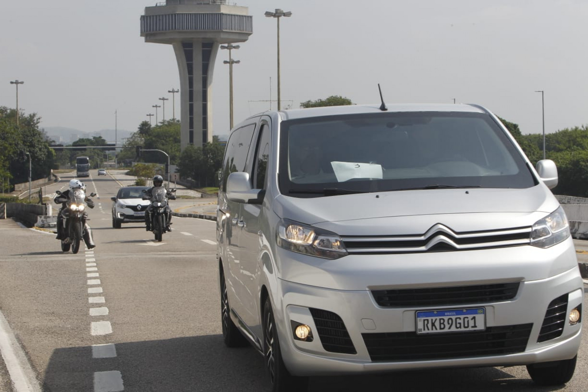 Chegada de Madonna ao Rio de Janeiro. Na foto, comboio com a artista escoltado por policiais militares deixando o aeroporto do Gale&atilde;o. - Reginaldo Pimenta/Ag&ecirc;ncia O Dia