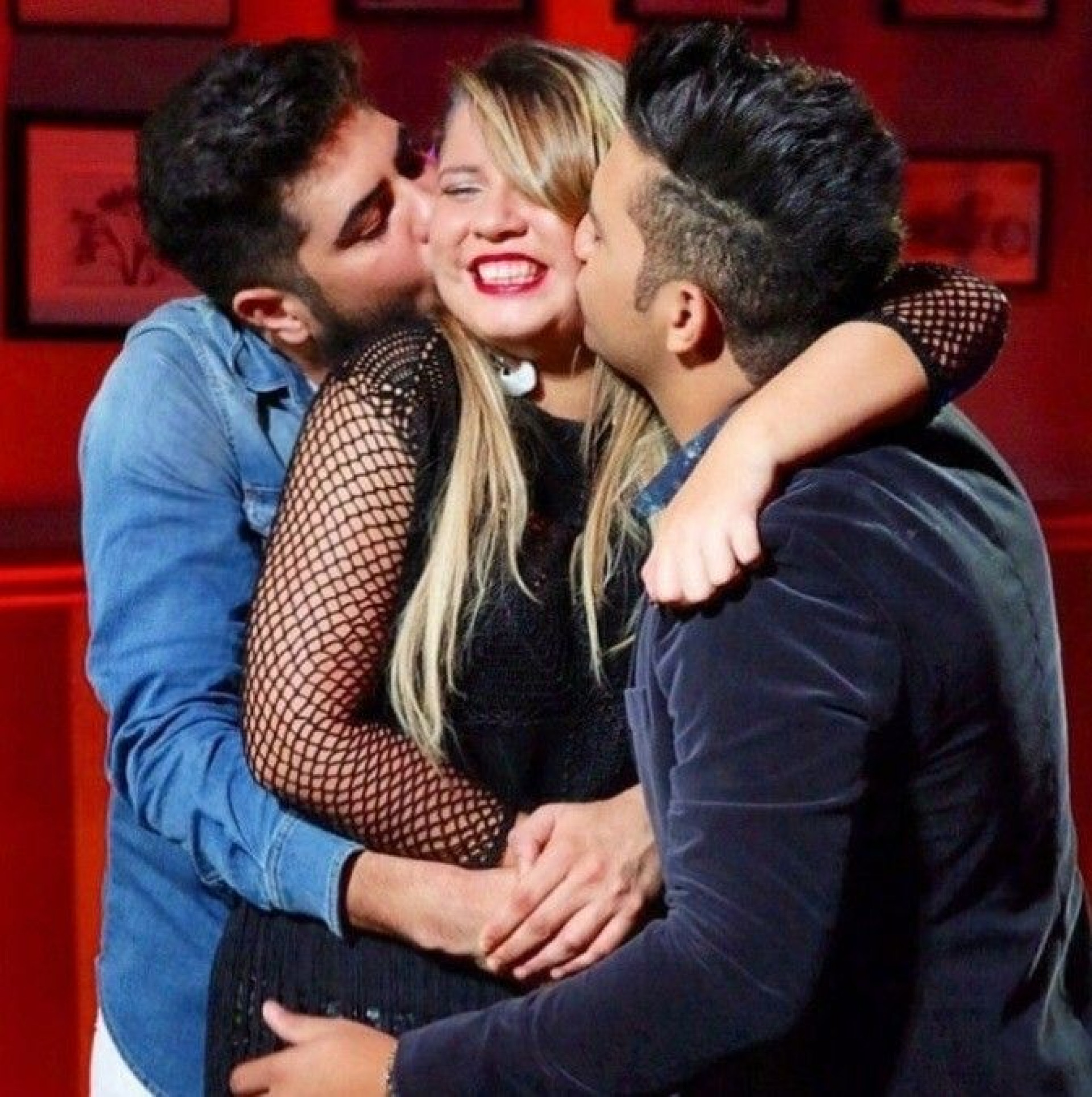 Henrique e Juliano com a cantora Marília Mendonça