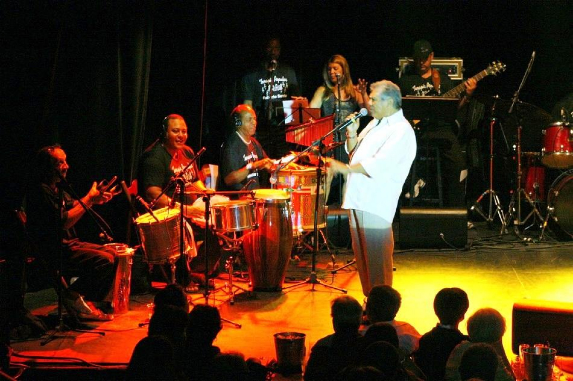 Jóe durante show com o cantor e compositor Roberto Serrão - Acervo Pessoal