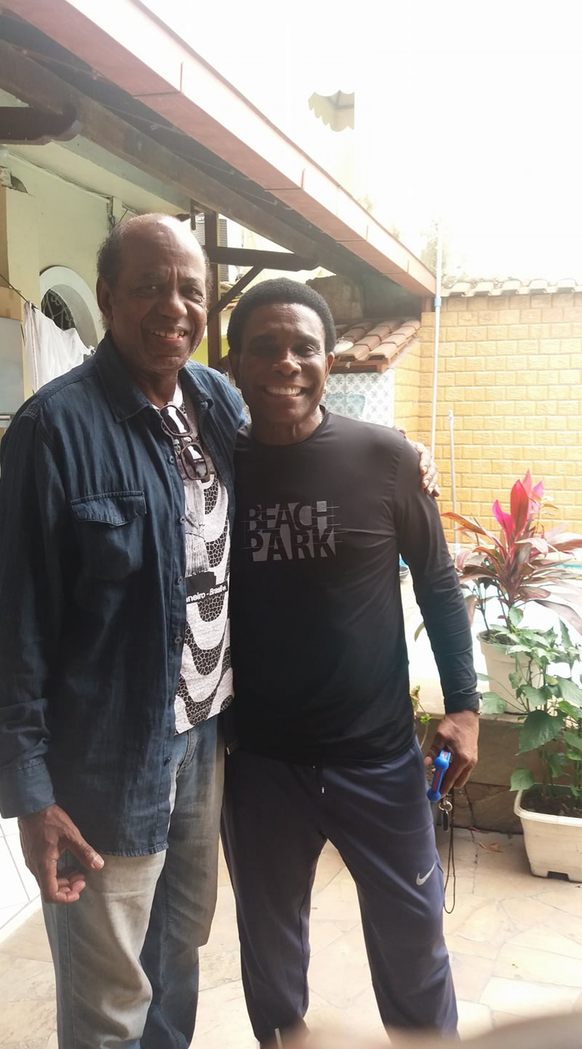 Jóe com Neguinho da Beija-Flor nos bastidores de uma gravação - Acervo Pessoal