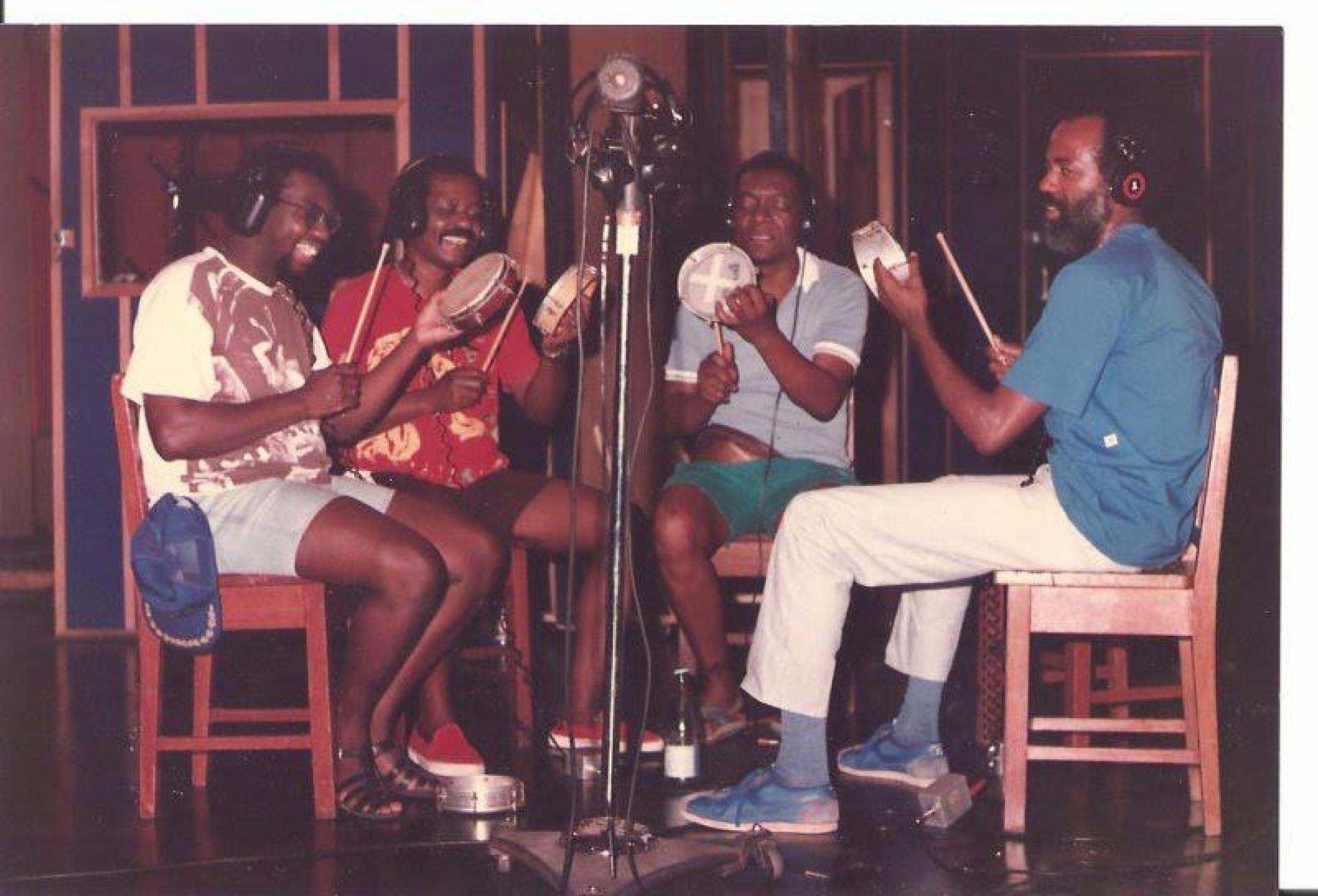 Encontro de feras do ritmo: Esguleba (E), Macalé e Ivan Milanês em estúdio - Acervo Pessoal