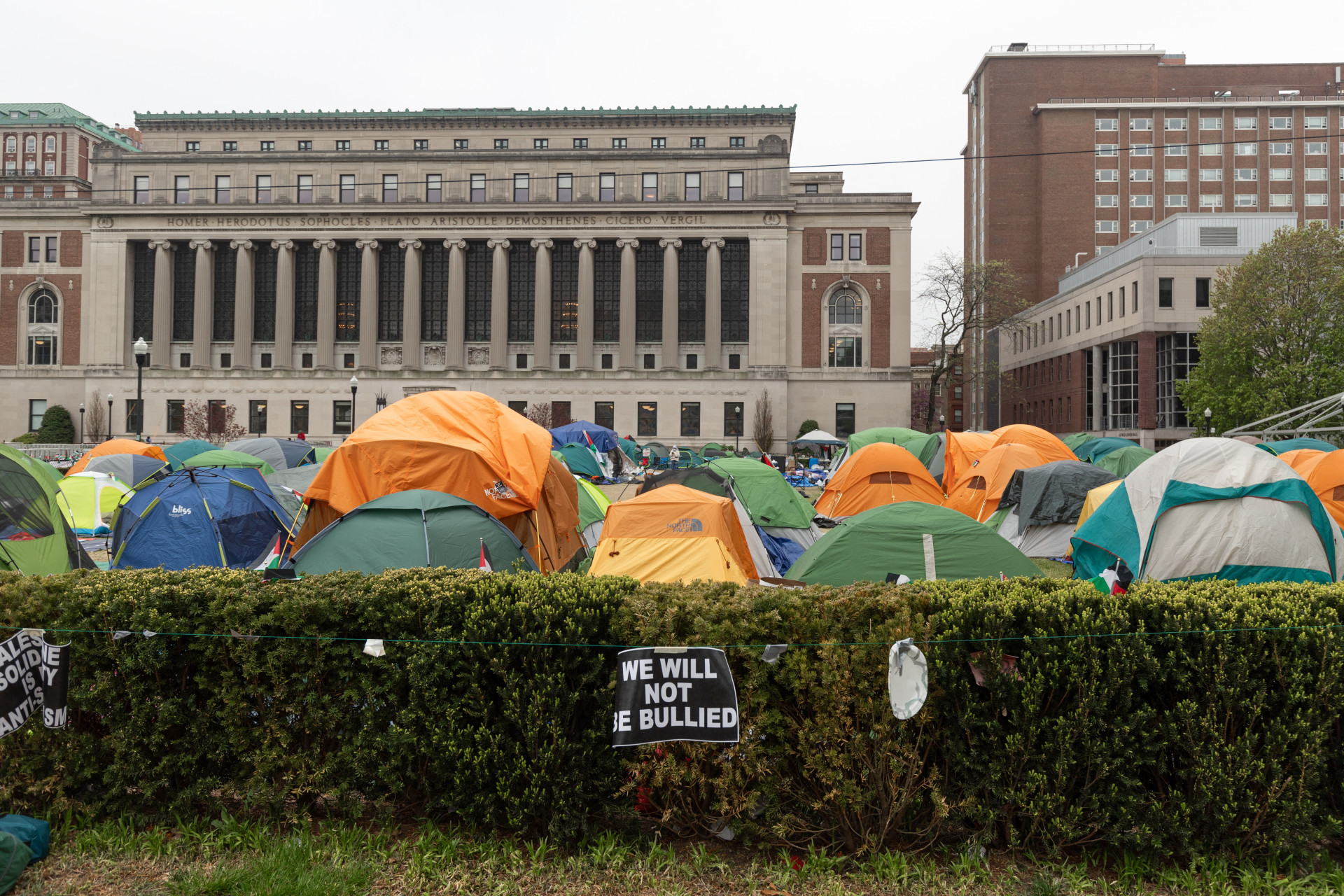 Manifestantes acampam em frente ao campus - AFP