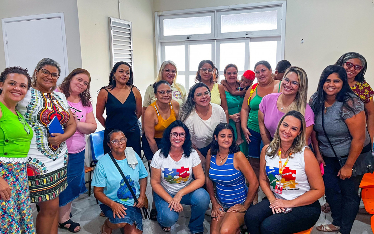 Mães neuroatípicas e representantes da Prefeitura participaram da roda de conversa