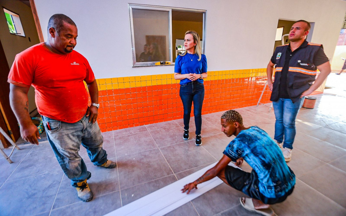 A primeira-dama e deputada federal Daniela do Waguinho e o secretário Matheus Carneiro na escola que está sendo construída
