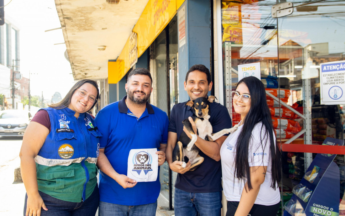 O documento é assinado pelo prefeito Abraãozinho (com o cachorro) e pelo vereador Leandro Hungria, autor da lei 6683 de 12 de abril de 2022, que cria os comedouros comunitários