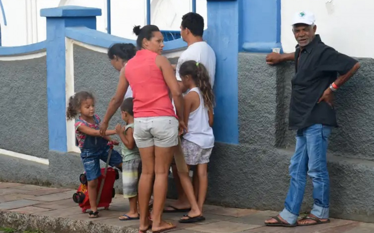 Atingidos por rompimento de barragem em Mariana (MG) são levados para hotéis