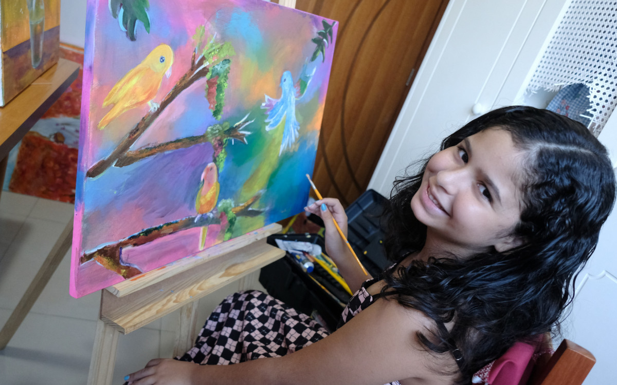 Sophia gosta de pintar paisagens e tamb&eacute;m animais, usando tinta acr&iacute;lica 
