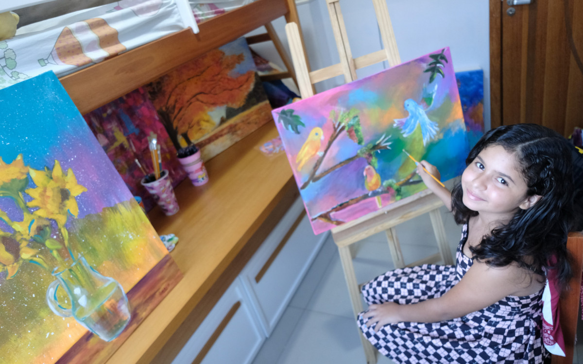 Sophia Helena tem 10 anos e vai expor suas pinturas no Museu do Louvre, em Paris. 