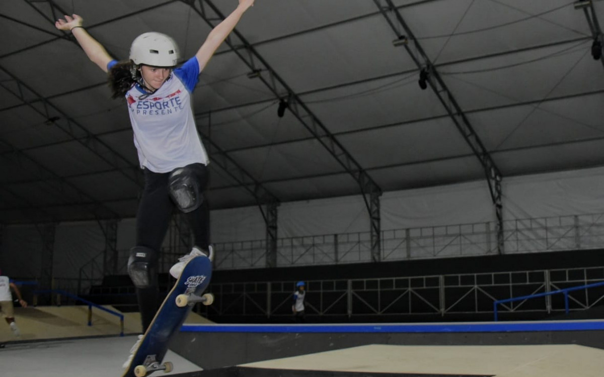 Jovem aluna mostrando habilidade no skate