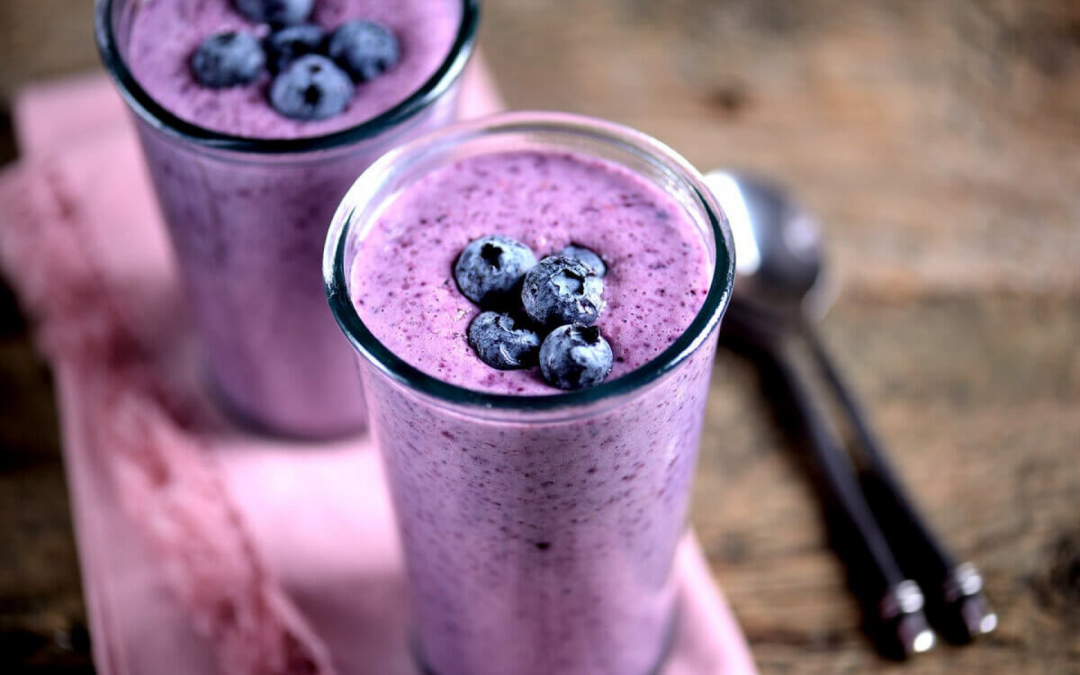 Vitamina de banana com blueberry (Imagem: Chudo2307 | Shutterstock)