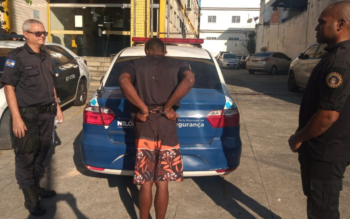O homem detido pelos guardas civis municipais de Nilópolis