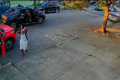 Bandidos armados com fuzis assaltam família à luz do dia em Bonsucesso; vídeo