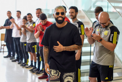Gabigol volta ao Ninho e é recebido por funcionários do Flamengo