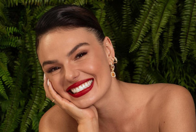 Emocionada, Isis Valverde reflete sobre carreira de atriz: 'Me perdi'