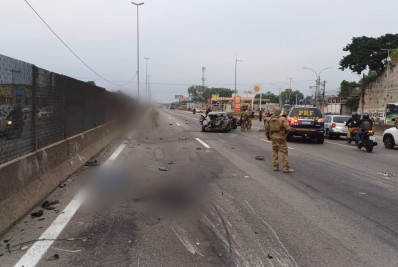Acidente entre carro e carreta mata homem em Duque de Caxias