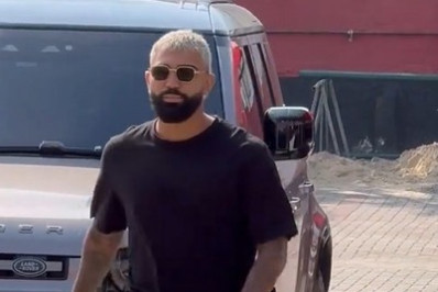 Gabigol volta ao Ninho e é recebido por funcionários do Flamengo