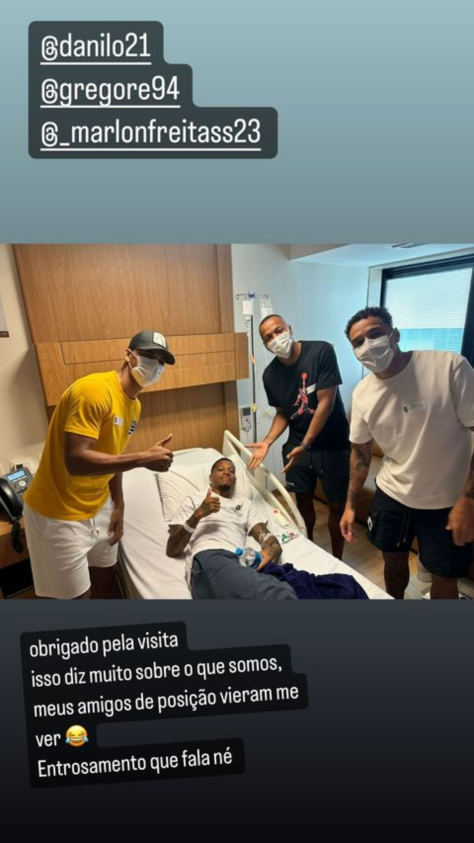 Danilo Barbosa, Gregore e Marlon Freitas ao lado de Tchê Tchê no hospital - Reprodução / Instagram