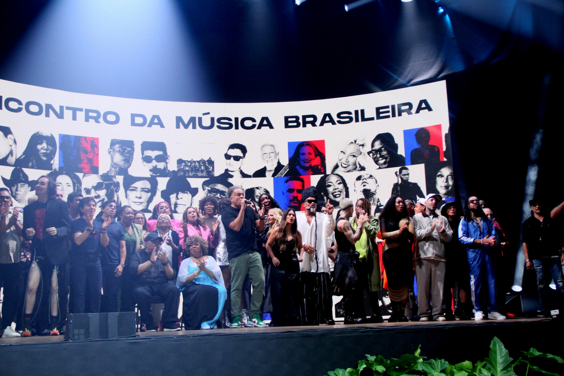 Famosos cantam a música 'Deixa o coração falar' durante coletiva do Rock in Rio -  Graça Paes / Zapp News