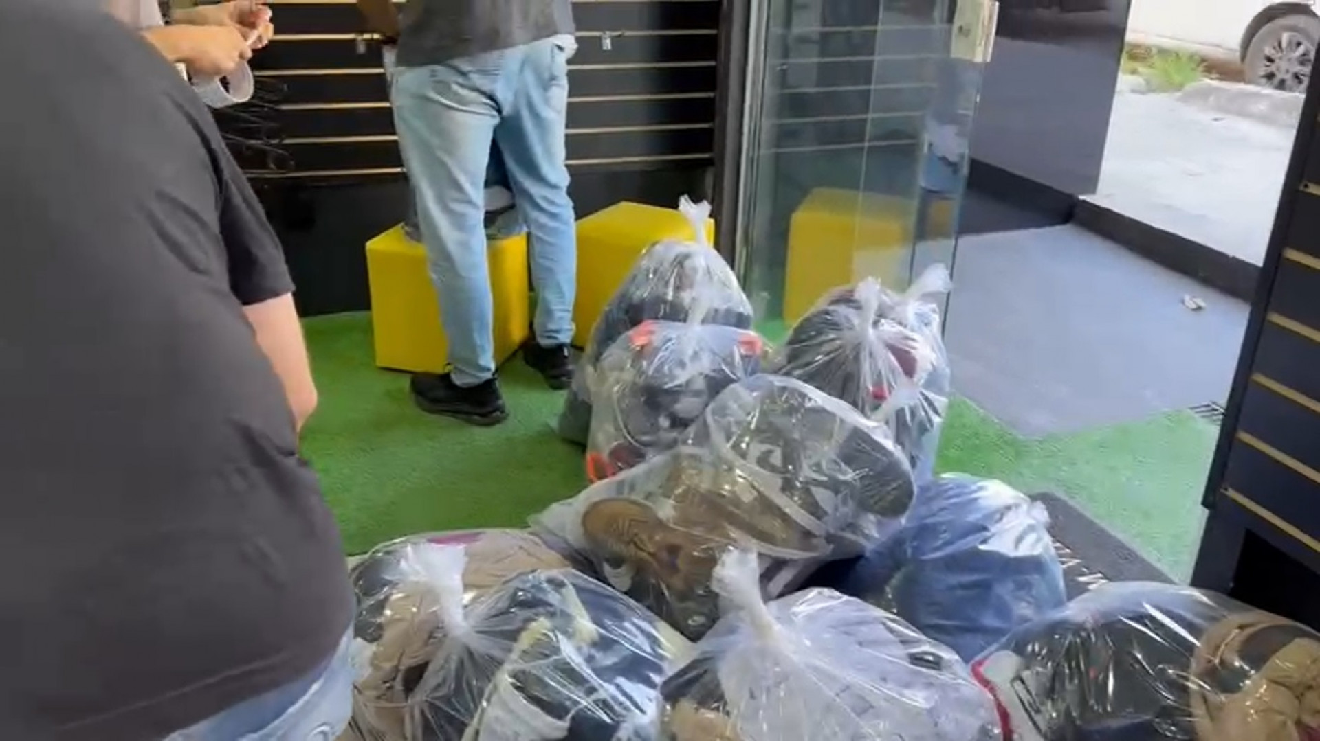 Cal&ccedil;ados falsos recolhidos em opera&ccedil;&atilde;o
