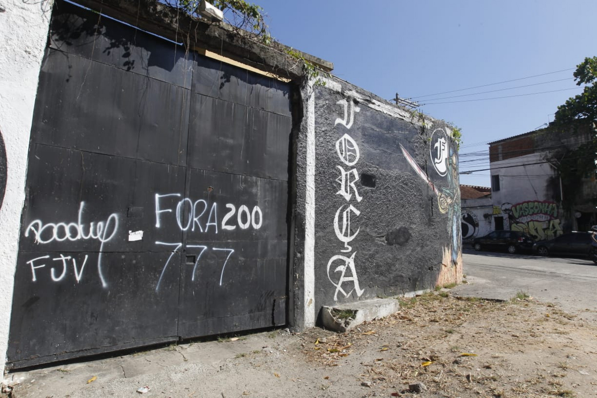 Funcionários retocam pichações nos muros de São Januário - Reginaldo Pimenta / Agência O Dia