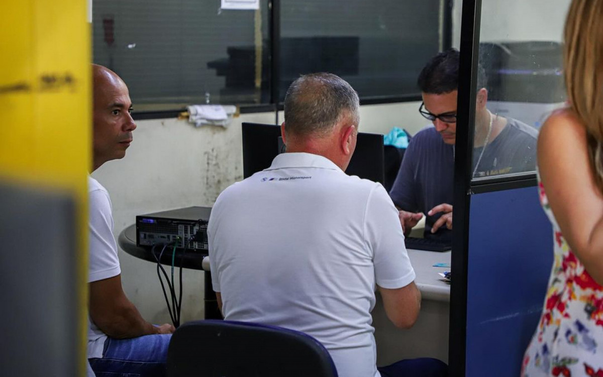 Deputado federal Bebeto registrou ocorrência na 64ª DP (São João de Meriti) após ser alvo de criminosos