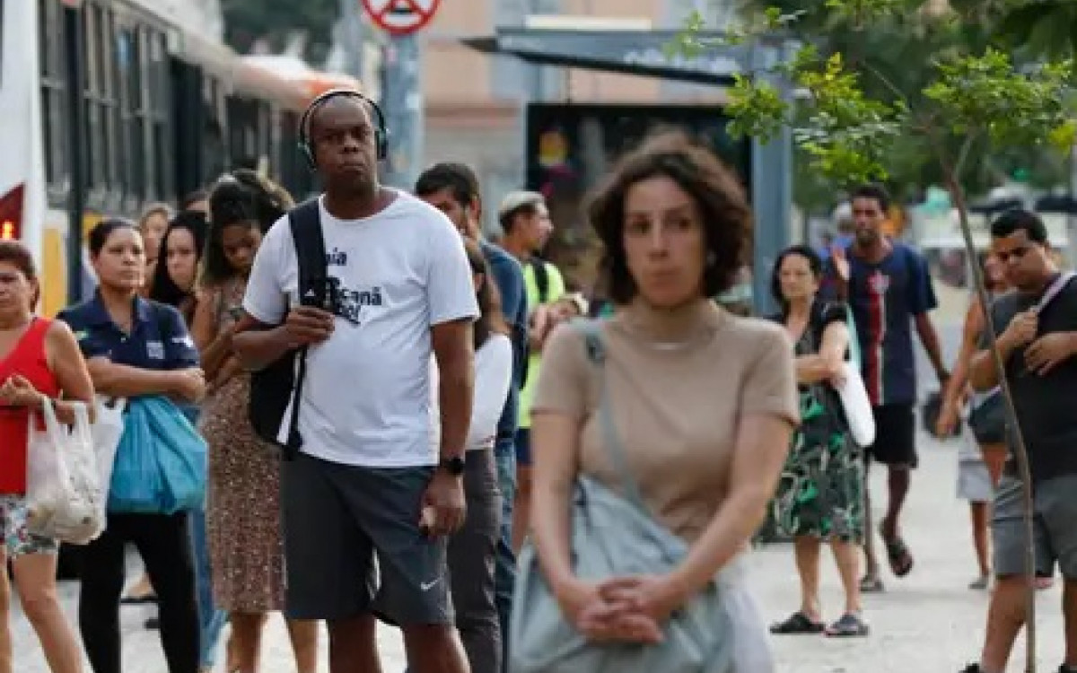 Trabalhadores usam ônibus em deslocamento na volta para casa, na região da Praça Tiradentes
