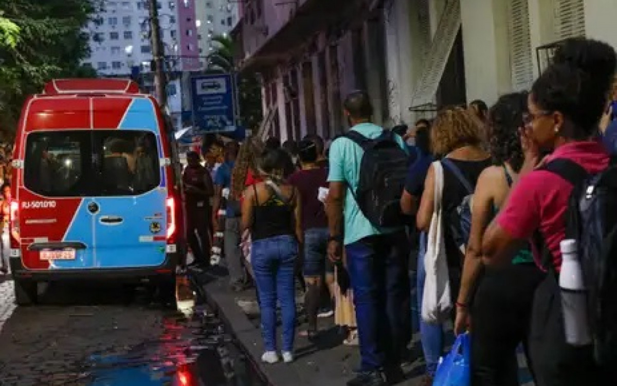 Filas de trabalhadores que usam vans em deslocamento na volta para casa, na região da Central do Brasil