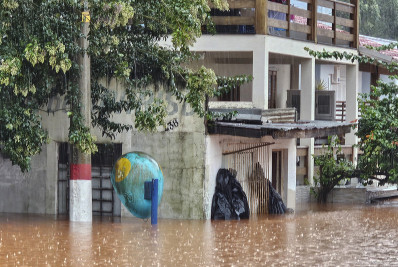 Temporal que causa estragos no RS deve avançar para Santa Catarina