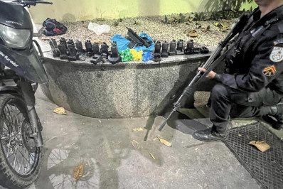 PM prende criminoso foragido da Justiça com submetralhadora, munições e drogas em Belford Roxo