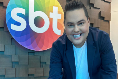 Fofoquito celebra renovação de contrato com SBT em quadra de escola de samba