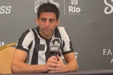 Lutador australiano do UFC usa camisa do Botafogo para provocar rival que torce pelo Flamengo