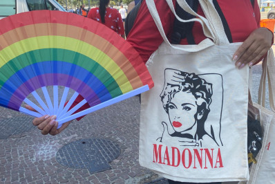 Kit Madonna, cangas e até CDs: orla de Copacabana vira loja não oficial da cantora