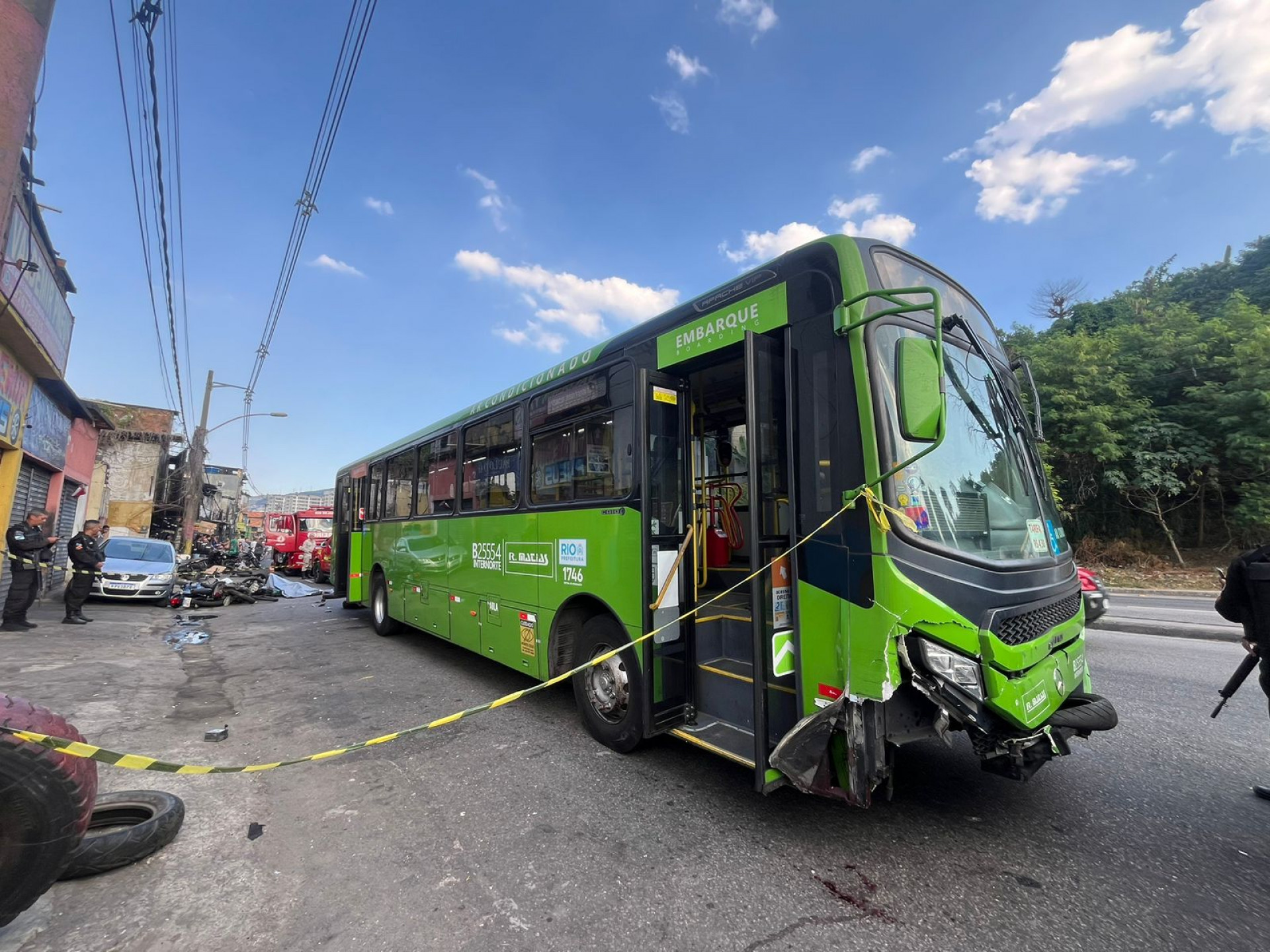 Ônibus ficou com para-choque destruído depois de atropelar duas pessoas na Mangueira - Maria Eduarda Volta / Agência O Dia