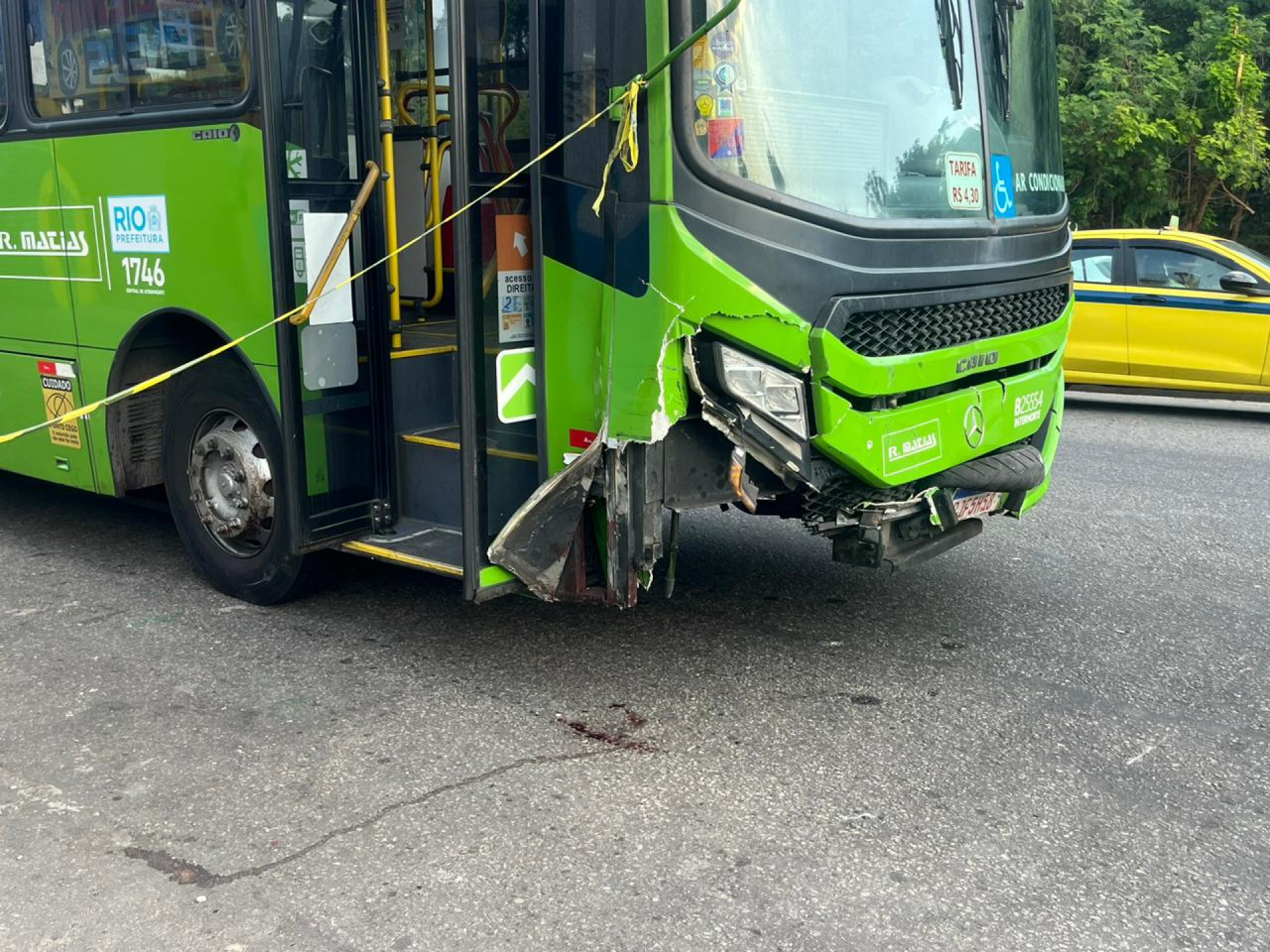 Ônibus ficou com para-choque destruído depois de atropelar duas pessoas na Mangueira - Maria Eduarda Volta / Agência O Dia