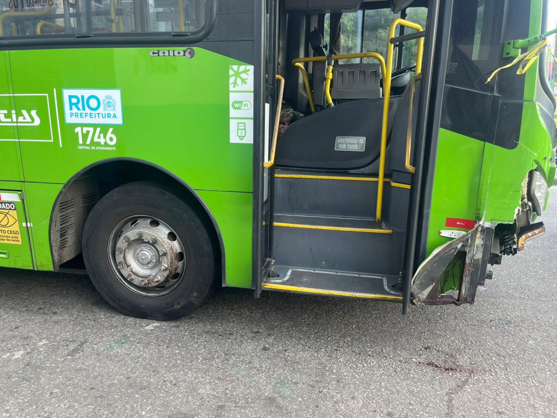 Ônibus ficou com para-choque destruído depois de atropelar César e mais uma pessoa na Mangueira - Maria Eduarda Volta / Agência O Dia