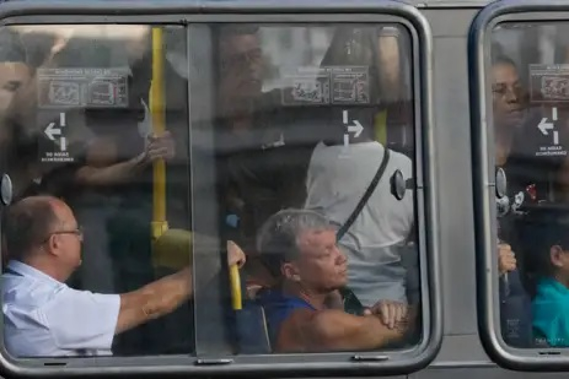 Trabalhadores usam ônibus em deslocamento na volta para casa, na região da Praça Tiradentes - Fernando Frazão/Agência Brasil