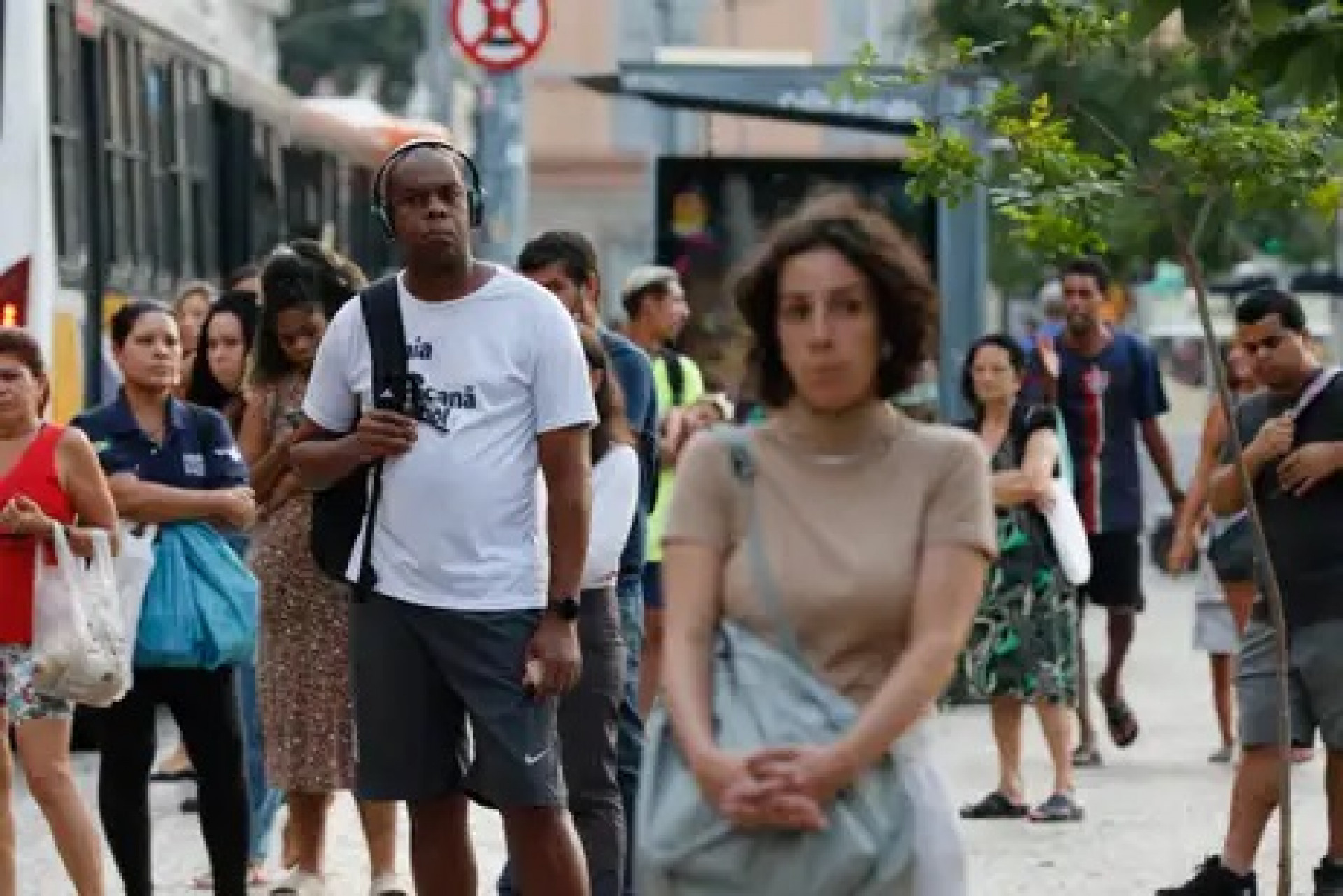 Trabalhadores usam &ocirc;nibus em deslocamento na volta para casa, na regi&atilde;o da Pra&ccedil;a Tiradentes - Fernando Fraz&atilde;o/Ag&ecirc;ncia Brasil