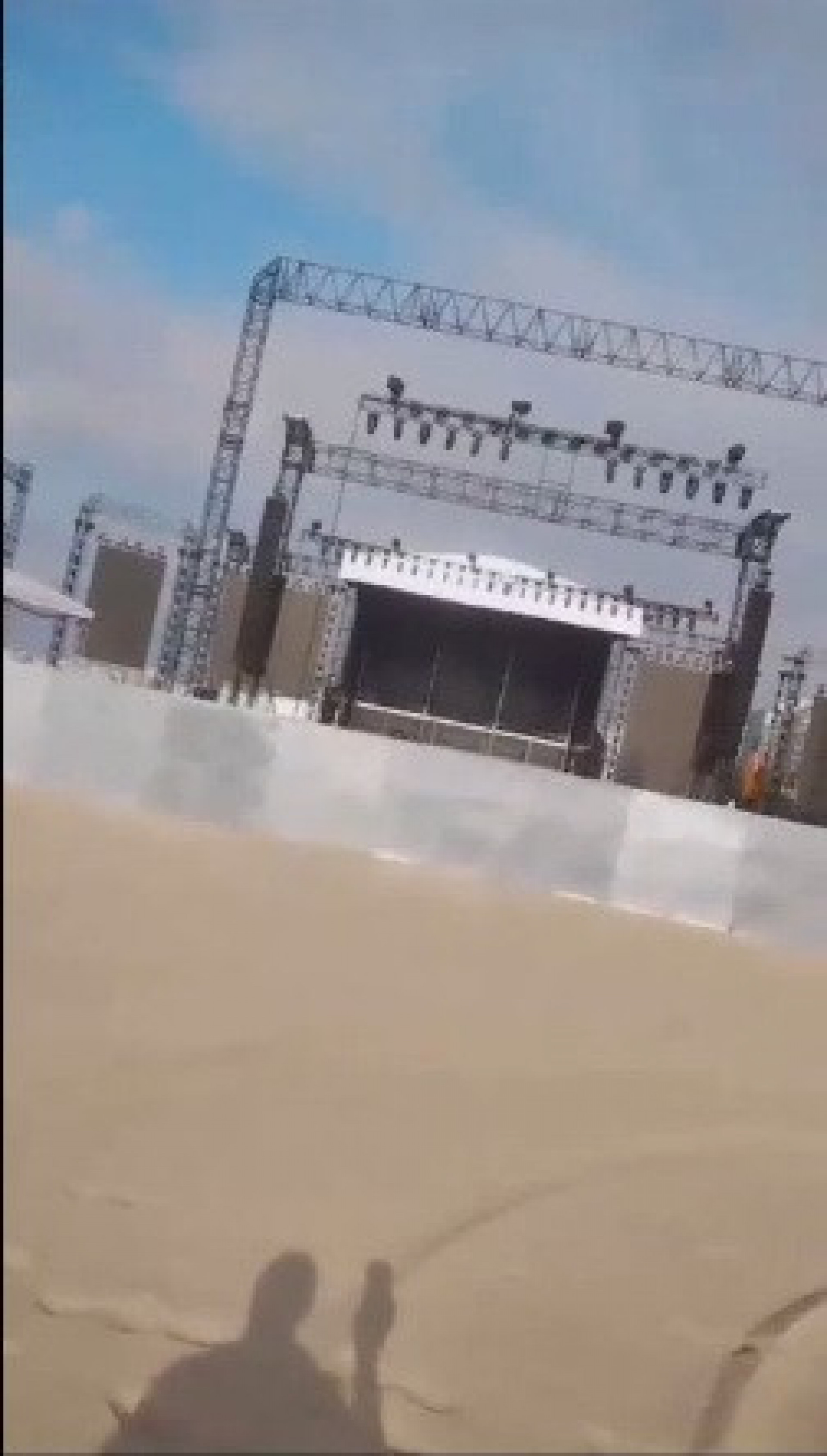 Estrutura 'escondendo' palco preocupou fãs da cantora americana - Reprodução/Redes Sociais